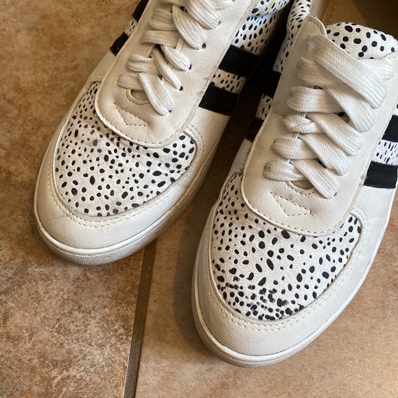 Sneakers - Picture 3 of 4